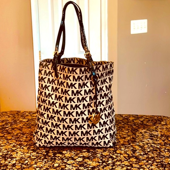 Gorgeous MICHAEL KORS Big Detailed Classy Tote Hand Bag . - Picture 9 of 9